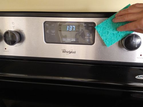 Wiping the display area of the cooktop - how to clean your stovetop